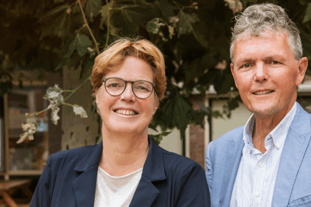 Marjan van Munster, wethouder gemeente Arnhem en voorzitter van het Regionaal Beraad Midden- Gelderland en Ronald van Zijp, rayonmanager UWV Arnhem/Nijmegen,